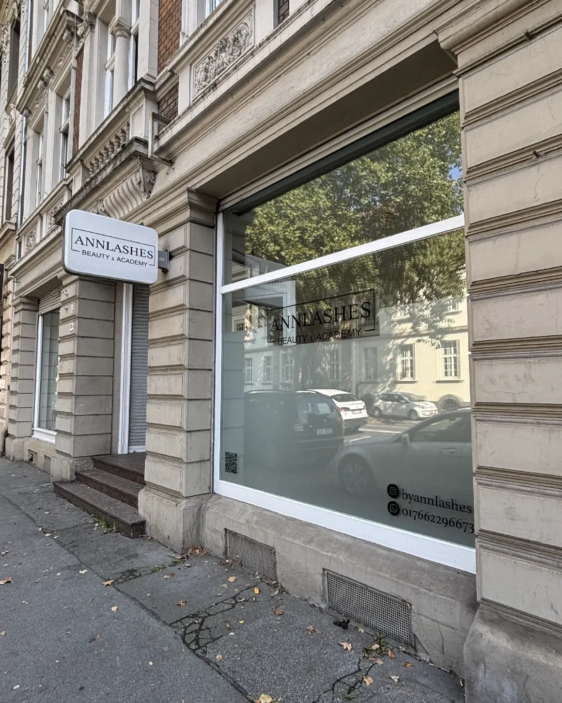 Die Fassade meines Studios an der Friedrich-Engels-Allee mit ANNLASHES-Schild