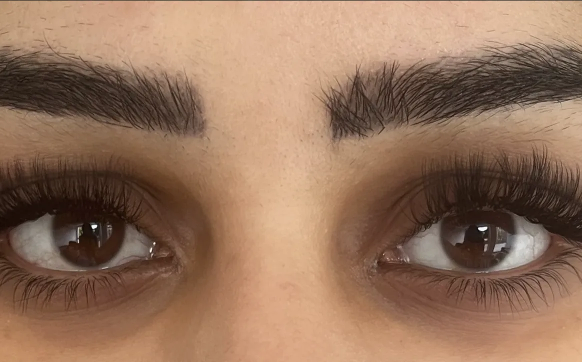 Beide Augen frontal mit Volumen-Wimpern