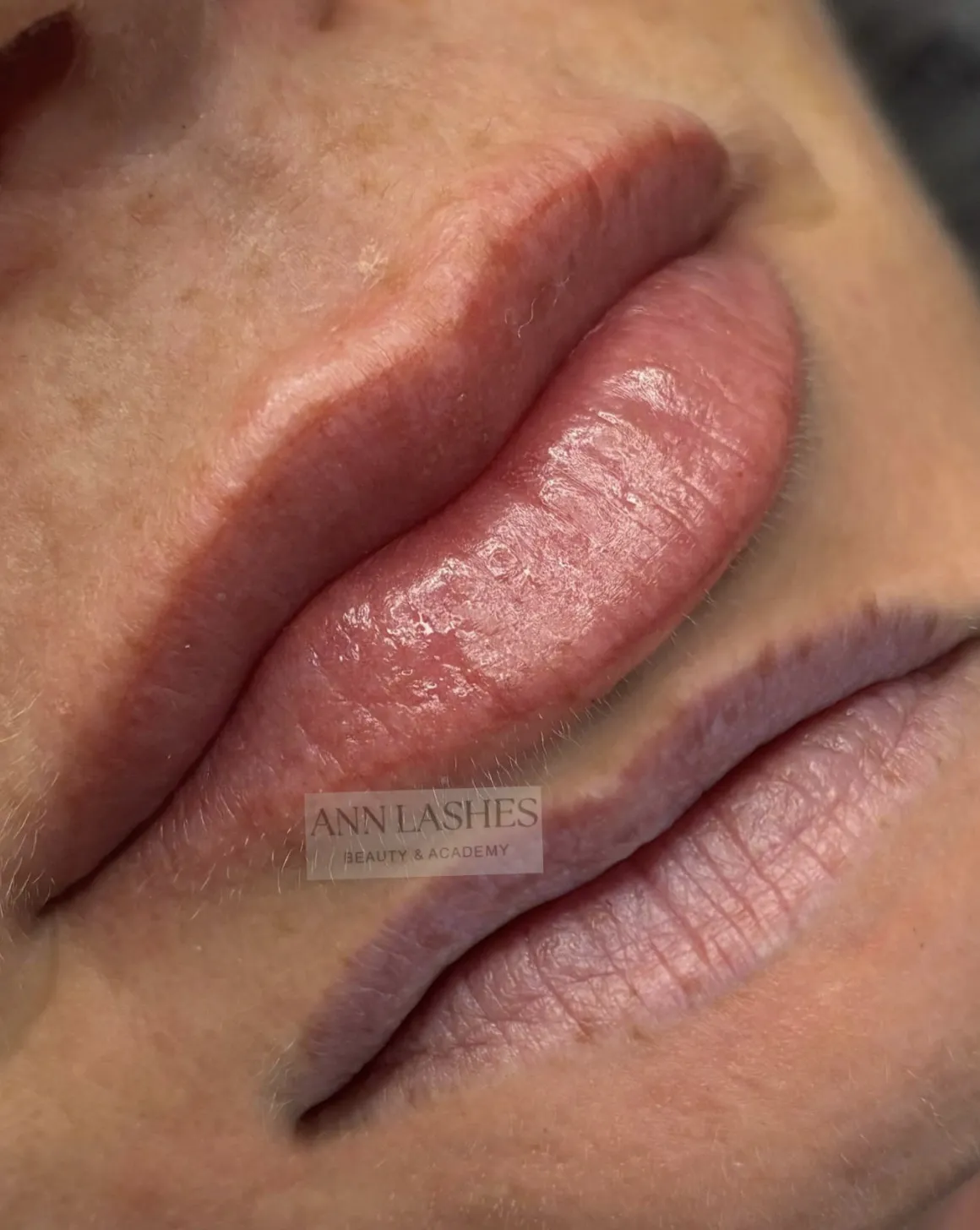 Nahaufnahme von Lippen nach einer Permanent-Make-up-Behandlung