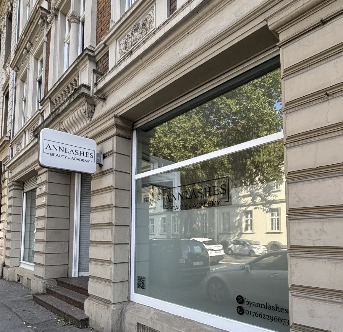 Das Studio von außen: Gründerzeitfassade mit ANN-LASHES-Schild an der Friedrich-Engels-Allee